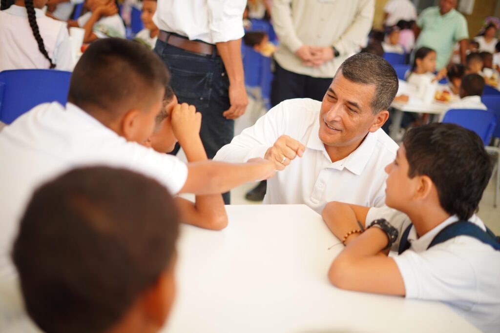 Con PAE, vigilancia y aseo contratados hasta el 2027, alcalde Dumek Turbay dio inicio este lunes a una nueva era para la educación en Cartagena