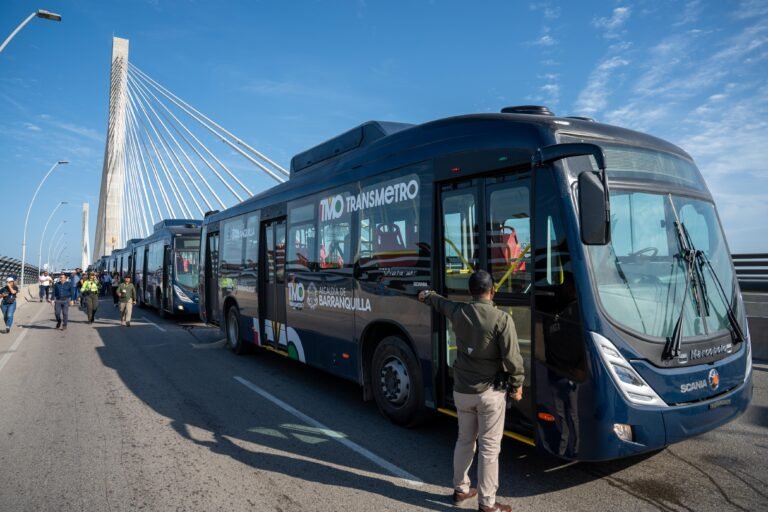 Nueva flota para Transmetro: alcalde Char recibe nuevos buses que se suman al Sistema de Transporte Masivo