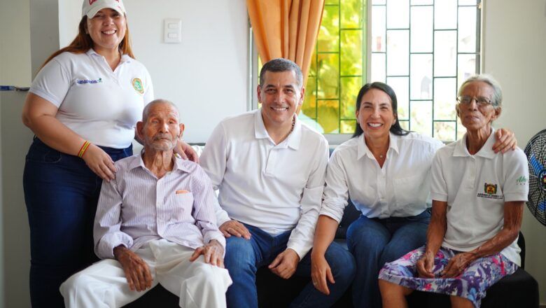 Adultos mayores que recibieron la casa de sus sueños y compartieron con el alcalde Dumek Turbay