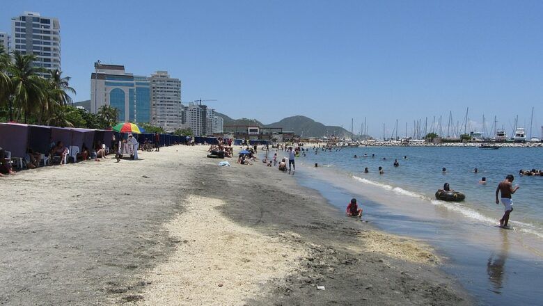 Se restringe el baño en El Rodadero por presencia de Aguamala