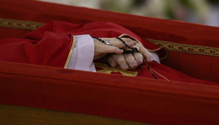 Multitudinario adiós al Papa Francisco