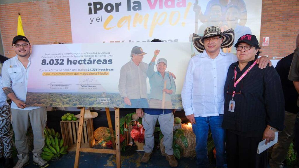 Entrega hectareas tierra campesinos Magdalena Medio ed
