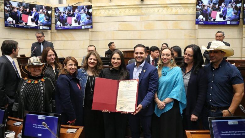Orden del Congreso a Lina María Hinestroza por su lucha contra el cáncer de mama