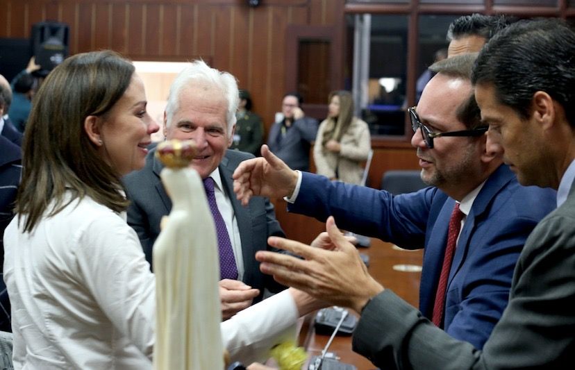 Senado rindió sentido homenaje al congresista Miguel Uribe Turbay esposa miguel uribe ed