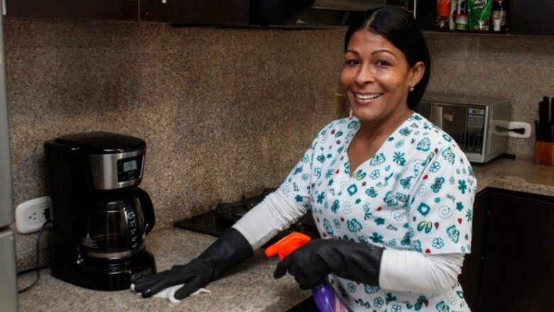 Gobierno propone mesa de diálogo para empleadas domésticas similar a la del salario mínimo