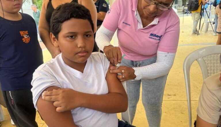 Jornada de vacunación escolar inmunizó a cerca de 300 mil estudiantes