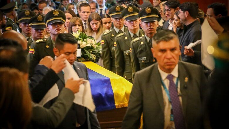 Féretro del senador Uribe Turbay en cámara ardiente en el Capitolio Nacional