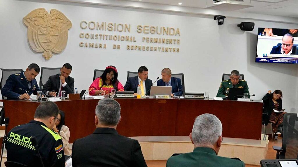 De $66 billones del gasto total en defensa, $49 billones son para la fuerza pública militares en el congreso senado ed
