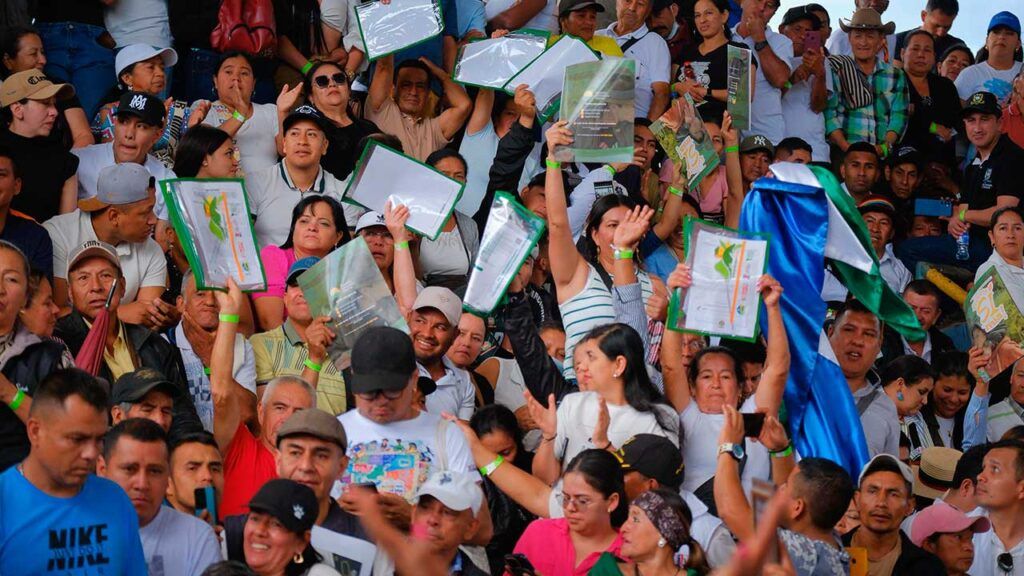 Gobierno entregó 10.000 hectáreas de tierra fértil en ocho departamentos entrega tierras ed