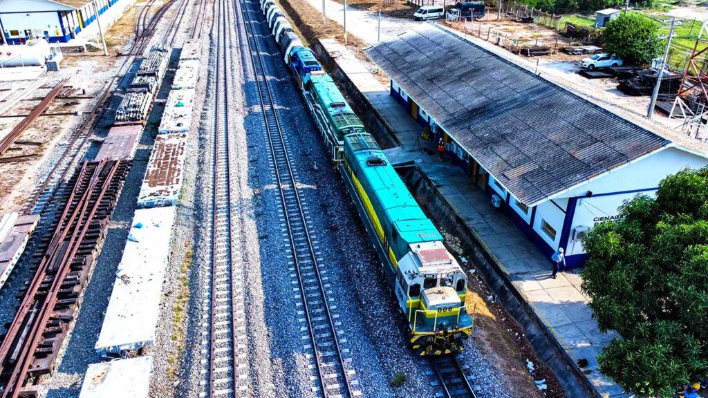 Línea férrea La Dorada – Chiriguaná triplicó el transporte de carga y marcó récord histórico en 2025 estacion tren ed