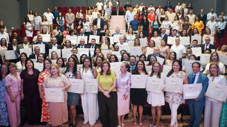 Alcaldía de Barranquilla celebra graduación de 89 nuevos magísteres en Educación maestros graduan magister ed