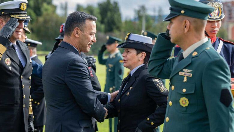 Dos mujeres recibieron insignia de jefe técnico de comando, el más alto grado como suboficial en la Armada Nacional