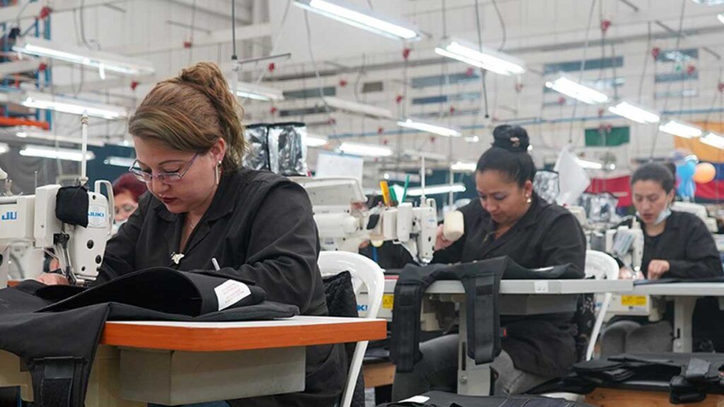 Presidente Petro solicitó a MinComercio quitar aranceles de sector de industria textil y de cuero manufactura ed