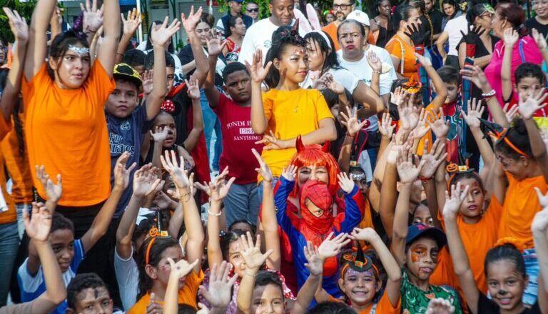 Fantasiquilla llega a El Buen Pastor, con la primera dama Katia Nule, llevando alegría a los hijos de mujeres privadas de la libertad