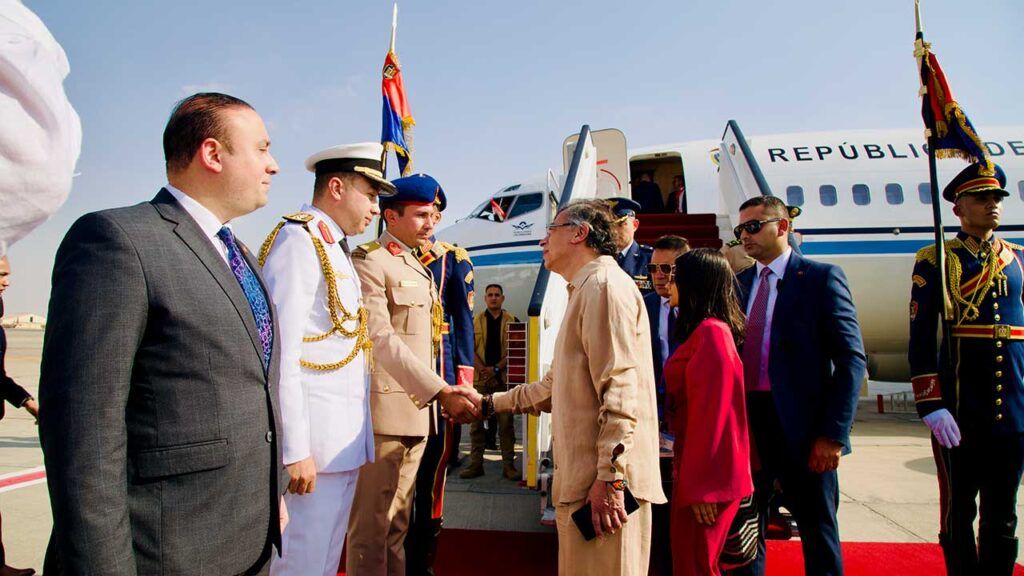 Presidente Petro inicia visita a Egipto para fortalecer relaciones de Colombia con el mundo árabe petro egipto ed