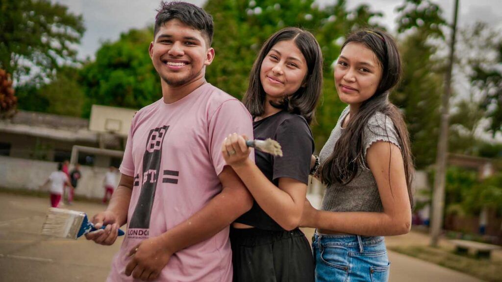 Estudiantes jovenes de regiones remotas del pais ed