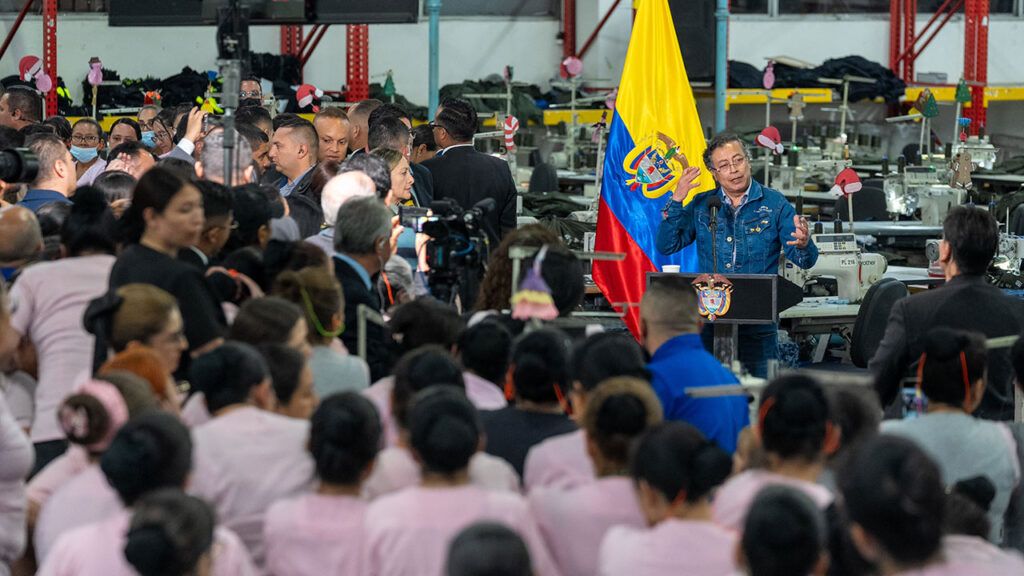 ‘Las confecciones pueden generar más fuerza de trabajo que el petróleo, el café y el carbón’: presidente Petro petro planta confecciones ed