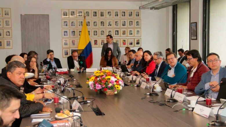 Gobierno buscará acercar propuestas de trabajadores y gremios sobre aumento del salario mínimo