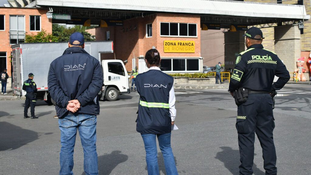‘Plan Navidad’: Dian realiza actividades de inspección en aeropuertos, pasos de frontera y zonas francas dian inspeccion zona franca ed