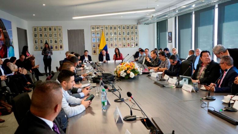 Instalada mesa tripartita para concertar el incremento del salario mínimo de 2026