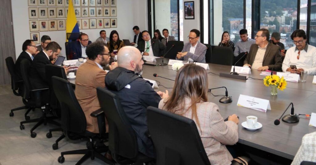 No hay acuerdo entre trabajadores y gremios para incremento del salario mínimo trabajadores gobierno salario minimoi ed