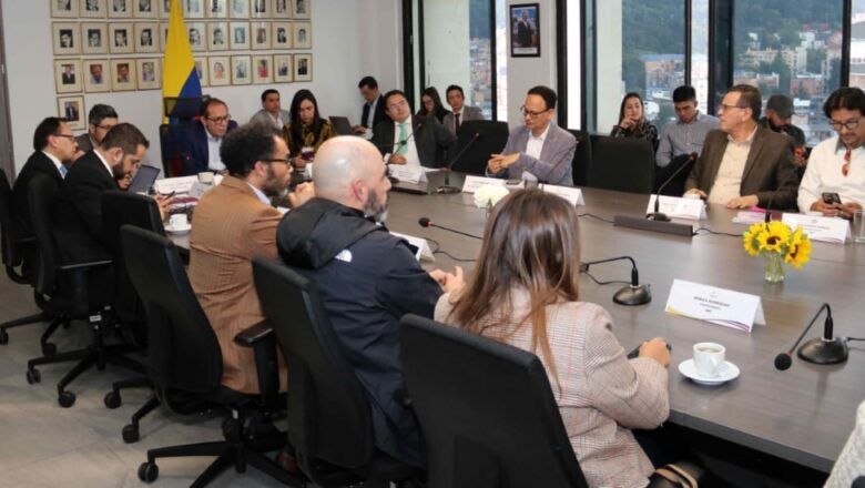 Gobierno, trabajadores y gremios mantienen conversaciones para salario mínimo