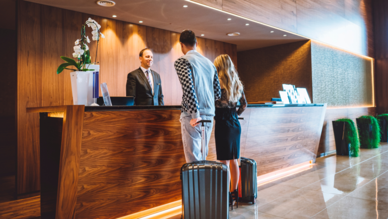 SIC advierte sanciones a quienes incumplan reservas de alojamiento durante concierto de Bad Bunny en Medellín