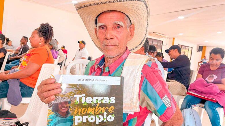 Entrega de títulos de 44.000 hectáreas de tierra en 13 departamentos