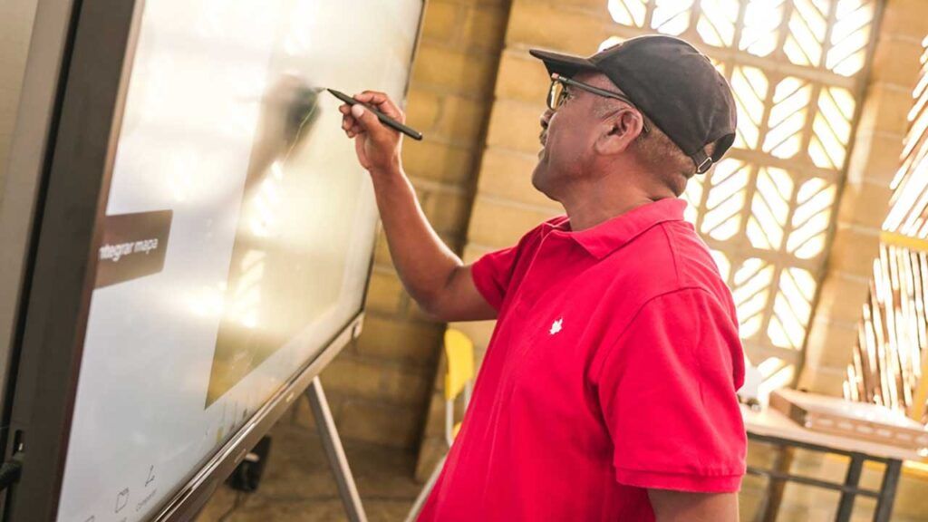 Gobierno garantiza estabilidad laboral para más de 9.000 docentes en Colombia