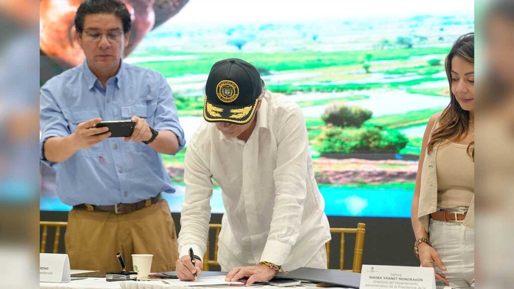 Petro firma la Ley de Jurisdicción Agraria, creada “para hacer la paz y beneficiar al campesinado” firma ley ed