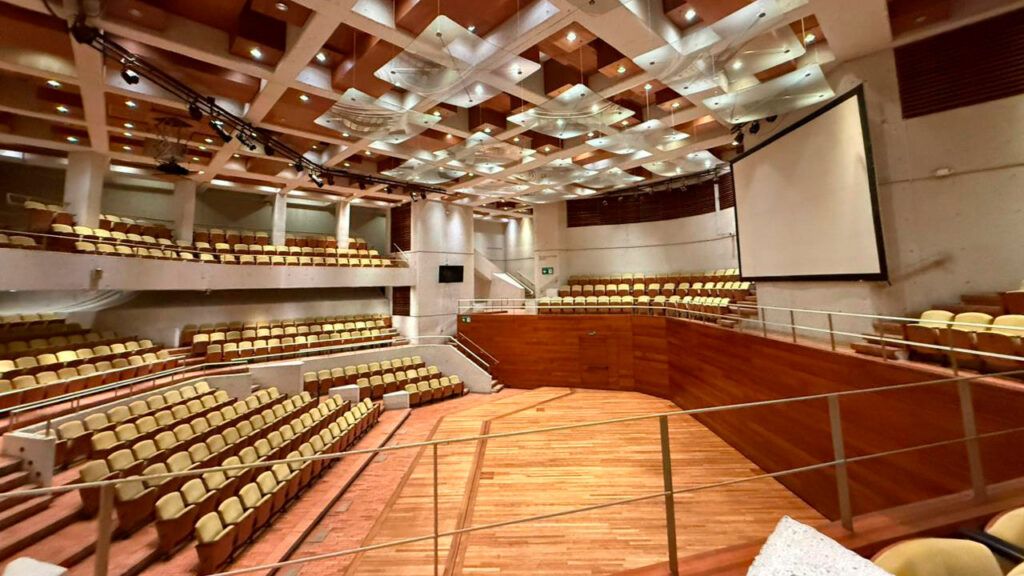 Presidente Petro lidera presentación de informe sobre el cambio del modelo económico en Colombia sala de reuniones ed