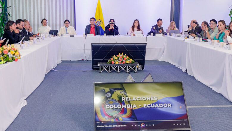 Petro ordena levantar bloqueos en vías para garantizar paso de alimentos