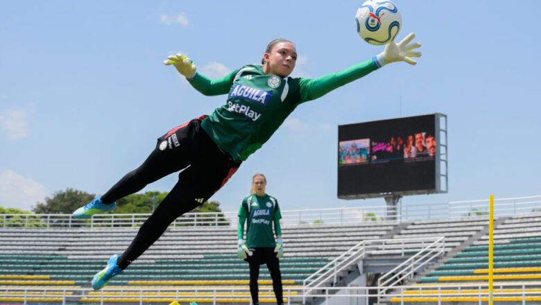 Selección Colombia Femenina enfocada en Chile