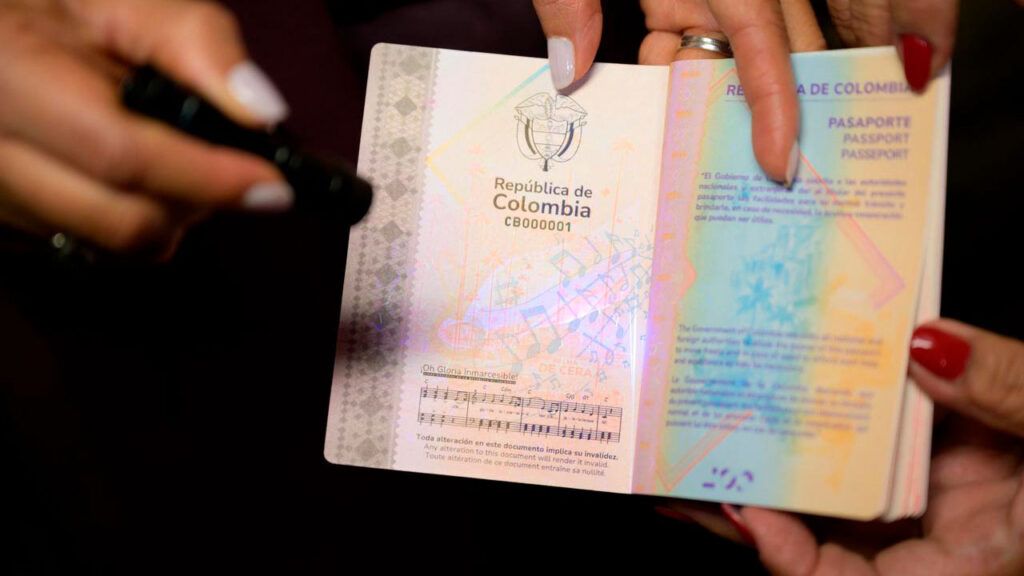 Contrato de pasaportes cuenta con pólizas y cumple con la normativa vigente