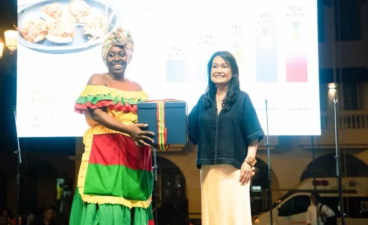 Viviana Torres, ganadora del mejor dulce de coco, en el Festival del Dulce y la Comida Típica Cartagenera 2026