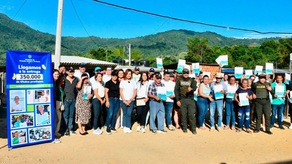 Más de 1,1 millones de colombianos han accedido a vivienda con la entrega de 350.000 títulos de propiedad