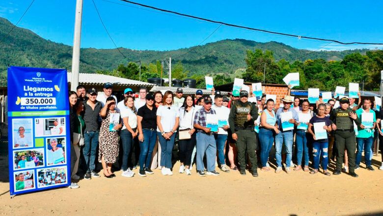Más de 1,1 millones de colombianos han accedido a vivienda con la entrega de 350.000 títulos de propiedad