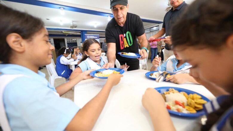 Alcalde Char entrega nueva cocina en la IED Técnico de Comercio