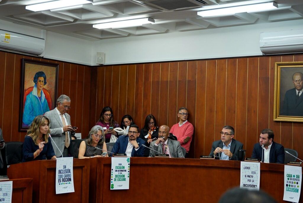 Congreso exige al Gobierno y a la Alcaldía de Bogotá proteger a estudiantes con discapacidad