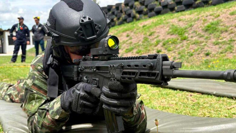 Presentan oficialmente el fusil Jaguar de Indumil