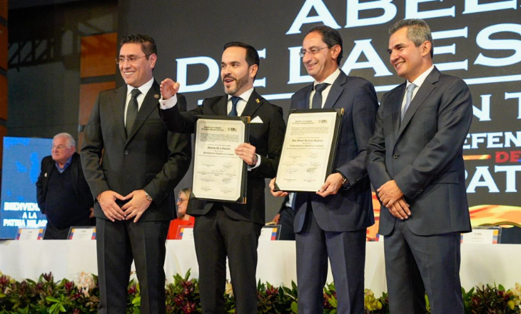 CNE entregó credenciales presidenciales a De la Espriella y Restrepo