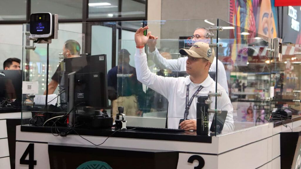 Migración Colombia proyecta más de 2,4 millones de movimientos internacionales durante temporada de vacaciones migracion aeropuerto ed