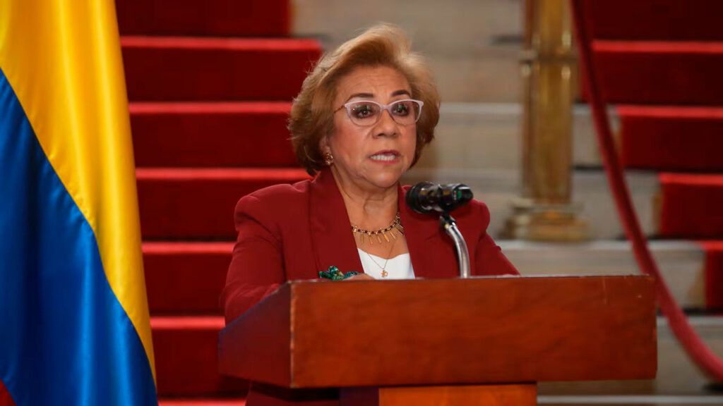 La nueva estrategia del Reino de Suecia movilizará cerca de 150 millones de coronas suecas anuales, equivalentes a más de $267 mil millones.  Con estos recursos se busca incentivar la generación de empleo, el fortalecimiento democrático y la construcción de una paz duradera en nuestro país, informó la Cancillería colombiana.  En comunicado público el ministerio de Relaciones Exteriores aseguró que la ratificación de la estrategia, que se prorrogó por otros cinco años, “confirma al país como uno de los socios prioritarios de Suecia, tanto en el plano bilateral como en el multilateral”.  Son tres los objetivos de la nueva estrategia: mejorar las oportunidades de subsistencia mediante instituciones inclusivas, empleo, comercio y digitalización; fortalecer el desarrollo democrático, los derechos humanos y el Estado de derecho; y consolidar una paz negociada, con énfasis en la capacidad institucional para la paz y la seguridad.  Sin embargo, se incluirán otras áreas de trabajo: energías limpias, biogás y biomasa, minería, agroindustria, tecnologías climáticamente inteligentes y gestión de residuos.  El ministro sueco de Cooperación al Desarrollo y Comercio Exterior, Benjamin Dousa, explicó que el país nórdico redujo el número total de estrategias de ayuda de casi 70 a 32, para concentrar los recursos en resultados medibles.  Colombia se suma así a un grupo reducido de países, junto con Guatemala, Cuba, Bangladesh, la República Democrática del Congo, Kenia, Ruanda y Sudán, que contarán con estrategia propia de cooperación sueca hasta 2031.  La canciller Rosa Villavicencio informó que a esta estrategia se añade la nueva Estrategia Regional para América Latina y el Caribe, que dispondrá de 75 millones de coronas suecas adicionales al año para la región, centrada en el fortalecimiento del comercio, el desarrollo democrático y la transición ecológica.  En 2024 los dos países suscribieron un acuerdo de asociación bilateral que elevó el vínculo al nivel de relación estratégica, marco bajo el cual se han firmado también memorandos de entendimiento en sostenibilidad, transición energética, innovación y tecnología, educación, transporte y asuntos espaciales.