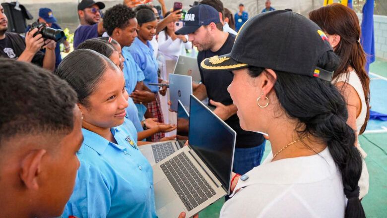 Gobierno fortaleció educación digital en Bolívar con entrega de computadores e inversión por más de $159.340 millone