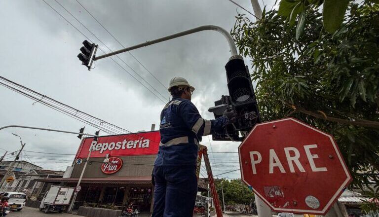 Desde el 2 de julio: Alcaldía instala nuevos semáforos en la avenida Shakira y puntos estratégicos de la ciudad