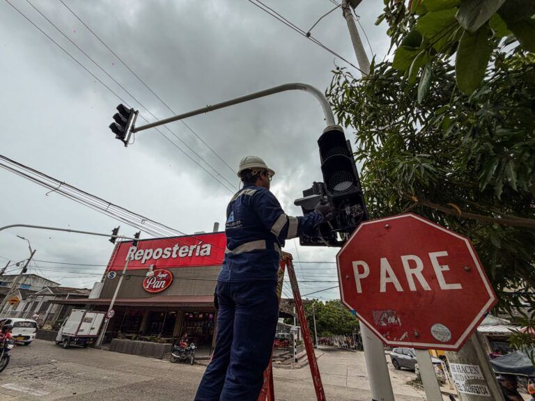 Desde el 2 de julio: Alcaldía instala nuevos semáforos en la avenida Shakira y puntos estratégicos de la ciudad