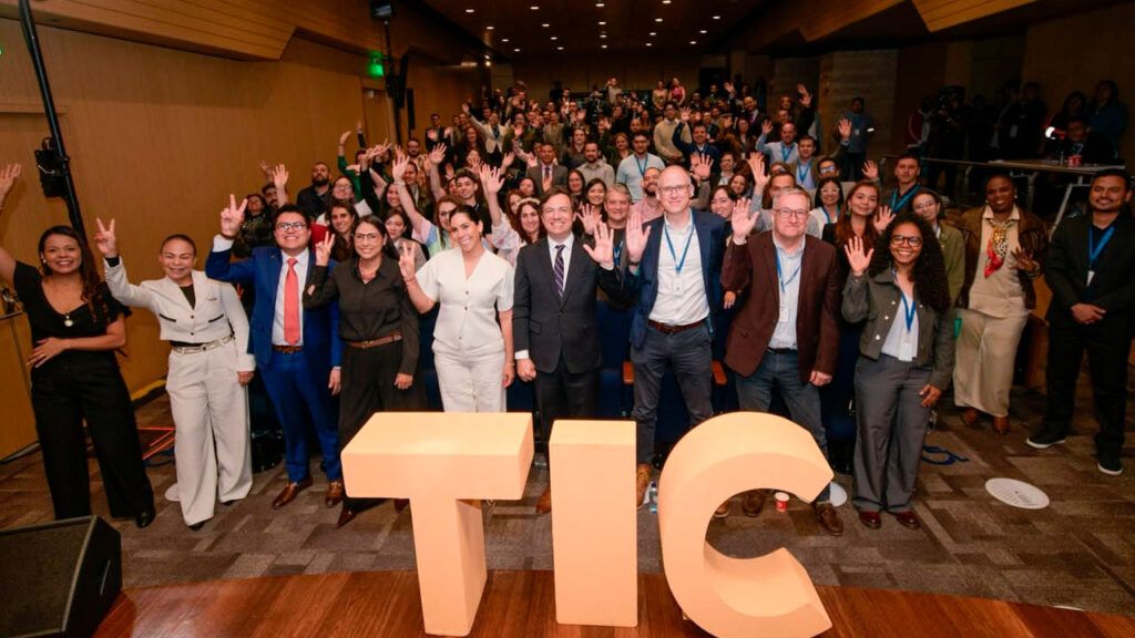 Cerca de 950 mil estudiantes beneficiados y más de 12.000 docentes formados en pensamiento computacional, balance de Colombia Programa