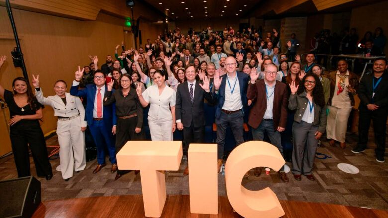 Cerca de 950 mil estudiantes beneficiados y más de 12.000 docentes formados en pensamiento computacional, balance de Colombia Programa